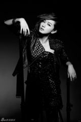 组图：万茜个性复古写真曝光 冷面朋克酷劲十足