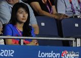 组图：郭晶晶霍启刚甜蜜观战男乒比赛