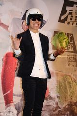 组图：卢广仲退伍复出 变发增肌三月开唱