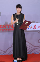 组图：金鸡百花颁奖后台 得奖者分享喜悦