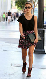 组图：杰西卡-阿尔芭街拍短裙秀美腿