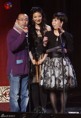 组图：黄奕出席颁奖活动 被刘仪伟逗乐仪态全无