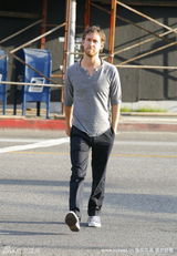 幻灯图：安妮-海瑟薇和男友逛街 面带不悦似有争吵