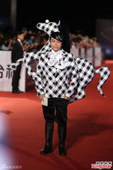 组图：蔡康永着斑马服亮相金马红毯相映成趣