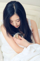 组图：张含韵清新写真曝光 抱宠物猫卖萌