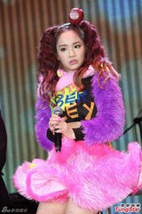 组图：Kimberly小蛮腰开唱 倪安东助阵气氛high