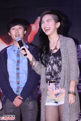 组图：邓紫棋朋克装扮现身签唱会宣传新碟