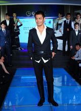 组图：邵兵上海出席活动 霸气出场自称坏男人