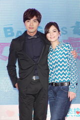 组图：Ella卖萌玩制服诱惑 贺军翔不逃避服役