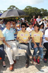 组图：吴君如出席慈善活动 称已安慰脚伤古天乐