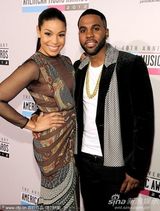 组图：斯帕克斯网眼礼服性感 杰森德鲁罗送香吻