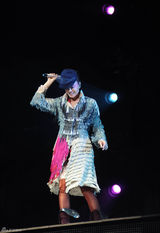 组图：王菲白色浴巾装亮相造型独特 赵薇看台助阵