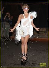 组图：Lady Gaga穿高科技衣服边走边吐泡泡