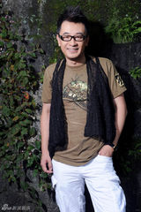 组图：黄海波置身森林拍摄秋日写真 尽显亲和气质