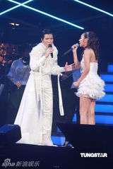 组图：萧敬腾唱《black or white》 向杰克逊致敬