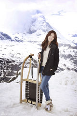 高清图：韩智敏瑞士冬夏之旅展甜美爽朗魅力