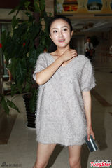 组图：李倩V领毛衣可爱亮相 自曝内心腼腆安静