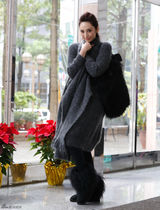 组图：吴佩慈拍冬日私服照 美腿修长身姿婀娜