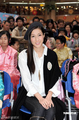 幻灯图：钟嘉欣黑白装扮亮相活动 神采奕奕个性足