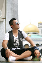 组图：“旅行者”于小伟赴文莱街拍简约时尚