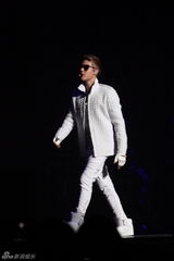 组图：比伯北京个唱半裸秀肌肉搂美腿女歌迷