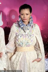 组图：汪峰前女友葛荟婕搂型男亮相 秀性感丰唇