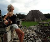 组图：乌克兰真人芭比双峰傲人 腰瘦可一手掌握