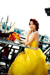 组图：“痴情女”秦丽黄色罗裙驱走冬日严寒