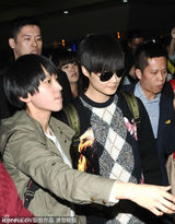 组图：李宇春机场引骚乱 遭粉丝围堵水泄不通