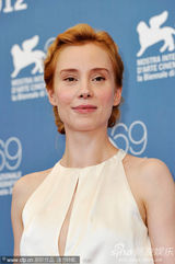 组图：搞怪vs唯美 威尼斯女星发型大巡礼