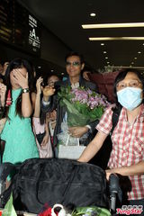 组图：郑少秋遇疯狂女粉丝 太太面露不悦