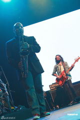 组图：杰森玛耶兹香港开唱 演唱会座无虚席