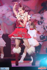 组图：蔡依林圣诞爆乳装抢镜 又唱又跳秀美腿