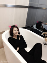 组图：戚薇浴室写真扮小恶魔卖萌照曝光