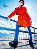 组图：超模裴蓓荣登芭莎封面 演绎秋冬鲜亮激流