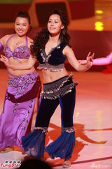 组图：《欢乐满东华2012》落幕 那英西装助阵