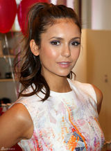 组图：妮娜-杜波夫现身多伦多青春靓丽