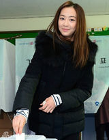 组图：众韩星积极参与总统票选 晒个性认证照