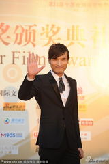 组图：刘雨欣抹胸曳地长裙挽耿乐现身