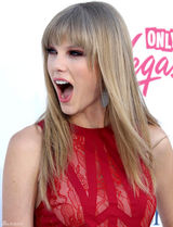 组图：泰勒-斯威夫特红裙亮相公告牌音乐大奖