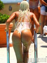 组图：花花公子姐妹花泳池写真 豪放秀肥臀丰乳