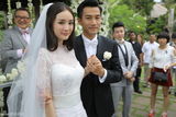 杨幂刘恺威完婚当众热吻 新娘洒泪双方父母到场