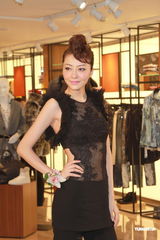 组图：熊黛林露背长裙性感亮相 生日获赠爱犬