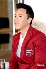 幻灯图：甄子丹台北宣传《叶问2》 展现温情一面