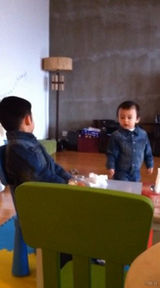 组图：张柏芝两子兄弟友爱 Qunitus陪Lucas打保龄球