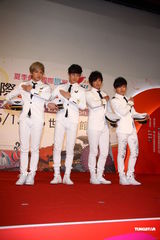 组图：LOLLIPOP F新书签售上演帅气机师制服秀