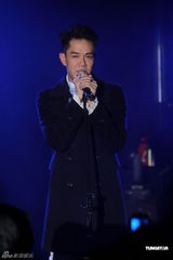 组图：蓝奕邦踩红色高跟鞋开唱 王菀之周国贤助阵