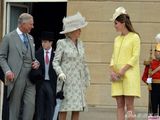组图：凯特王妃鹅黄套裙亮相 与婆婆亲密交谈