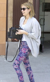 高清图：艾玛-罗伯兹街拍 开衫毛衣搭配花裤子