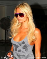 幻灯图：帕里斯-希尔顿不穿内衣外出 显豪放女本色